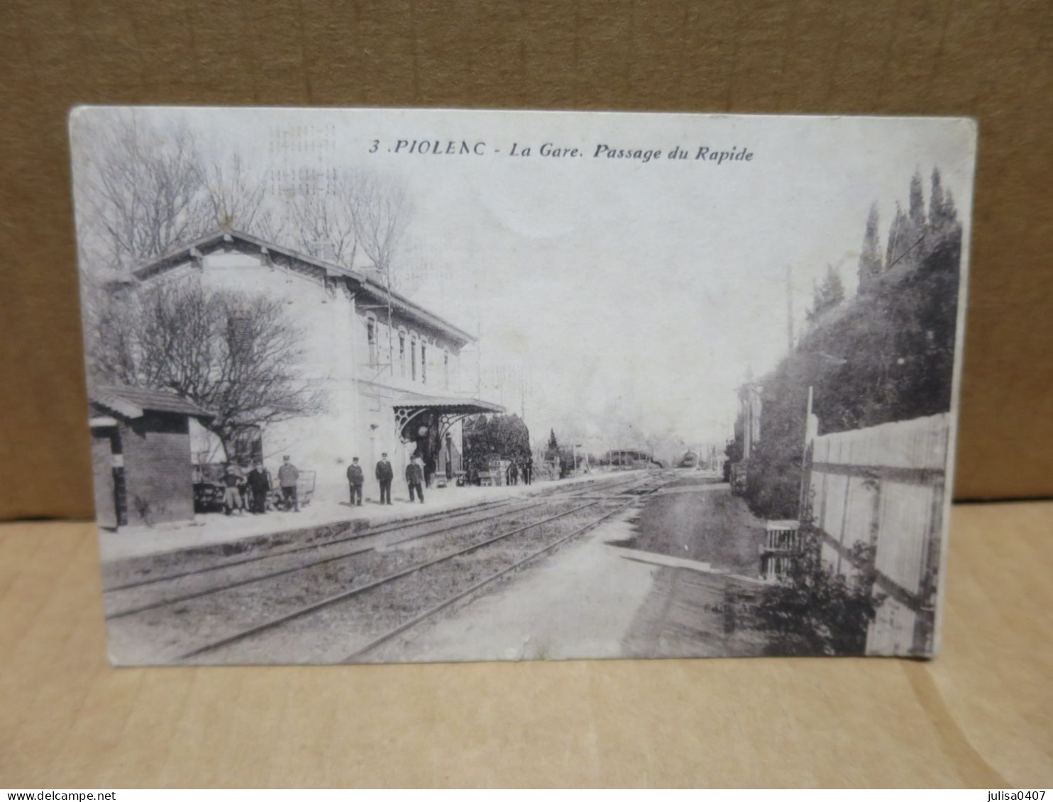 PIOLENC (84) Intérieur De La Gare Passage D'un Rapide Petite Animation - Piolenc