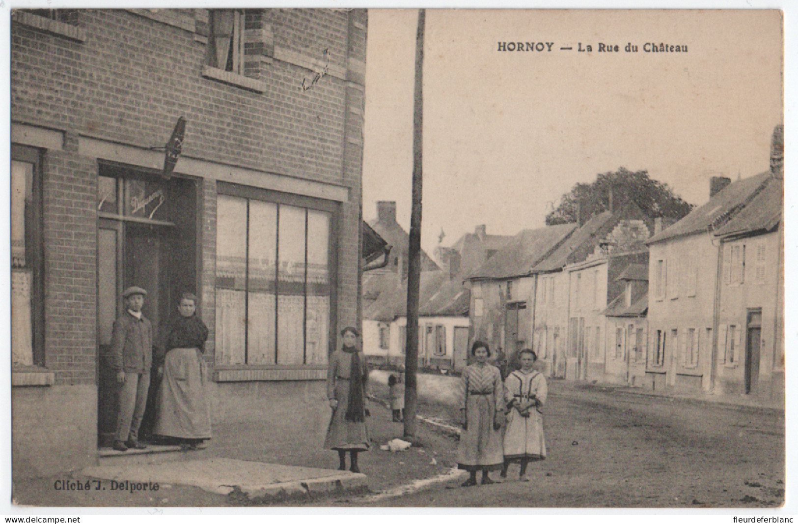 HORNOY (80) - CPA - La Rue Du Château - Café, Carotte Débit De Tabac - Hornoy Le Bourg