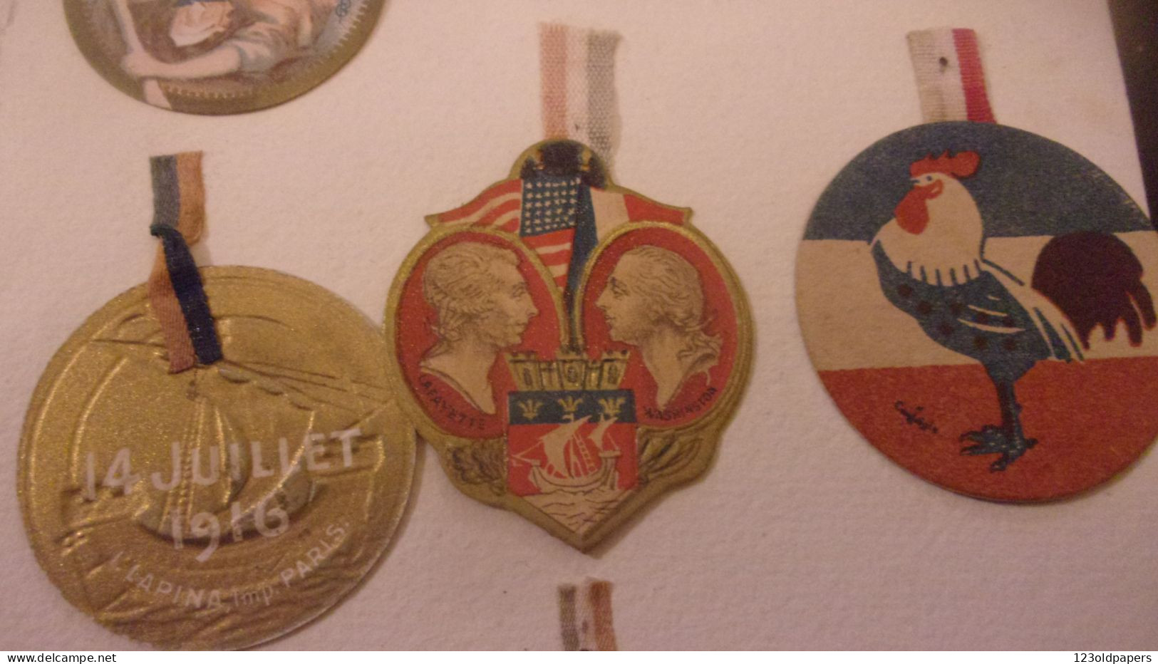 WWI LOT 10 INSIGNES PATRIOTIQUE  CARTON ET METAL 14 JUILLET 1915 1917 1916  JOURNEE DE PARIS - 1914-18