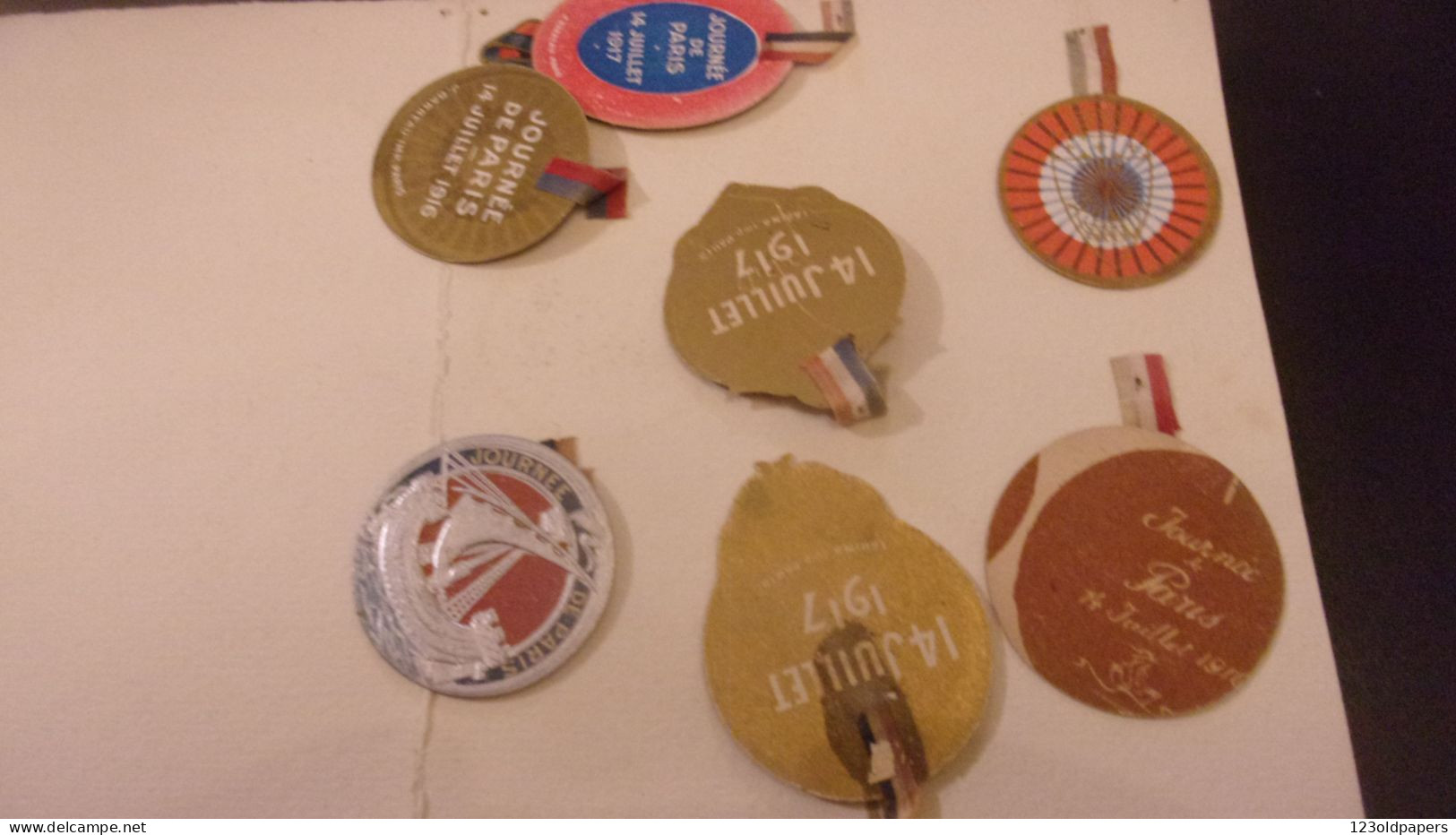 WWI LOT 10 INSIGNES PATRIOTIQUE  CARTON ET METAL 14 JUILLET 1915 1917 1916  JOURNEE DE PARIS - 1914-18