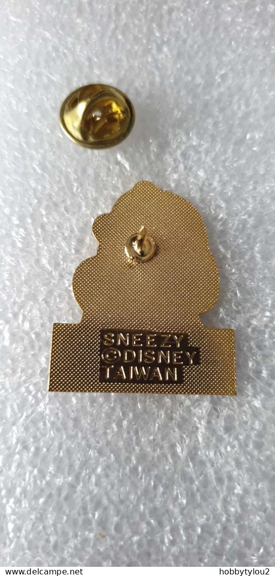 Pin's Coca-Cola Disney Sneezy (nain) - Coca-Cola