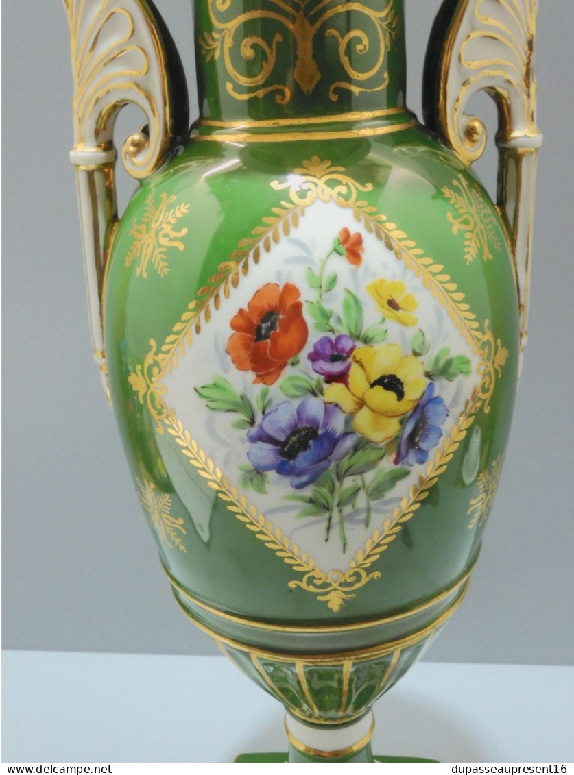 - JOLI GRAND VASED STYLE  EMPIRE PORCELAINE LIMOGES? FLEURS PEINTES  XXe      E