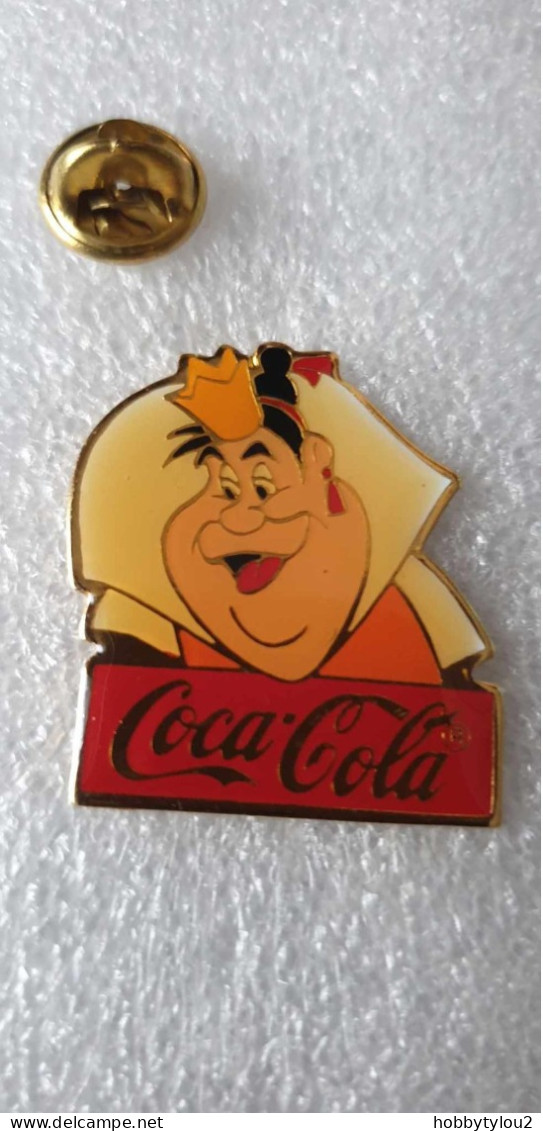 Pin's Coca-Cola Disney Queen Of Hearts (Alice Au Pays Des Merveilles) - Coca-Cola