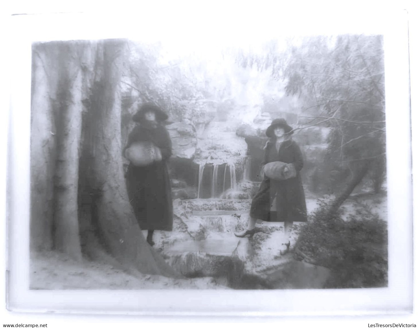 Photographie - Plaque De Verre - Deux Femmes Dans La Neige - Dim : 12/9 Cm - Diapositivas De Vidrio