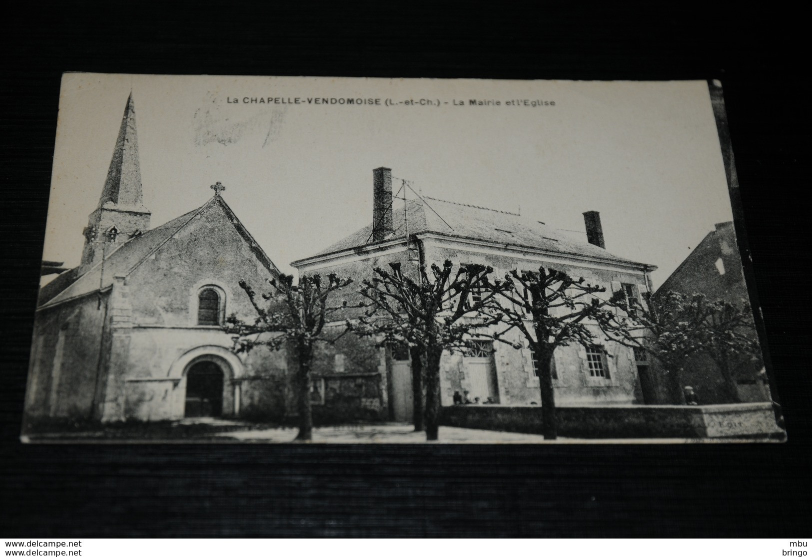 A9022        LA CHAPELLE VENDOMOISE, LA MAIRIE ET L'EGLISE - 1943 - Altri & Non Classificati