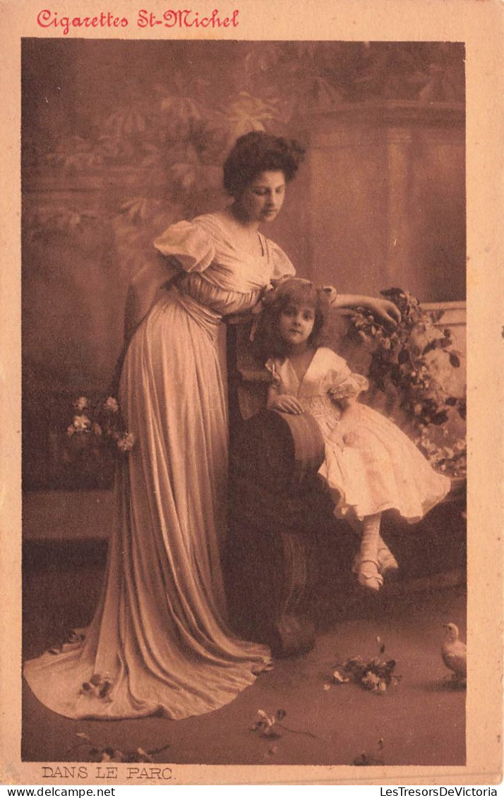 Photographie - Une Mère Avec Sa Fille - Dans Le Parc -  Carte Postale Ancienne - Photographs