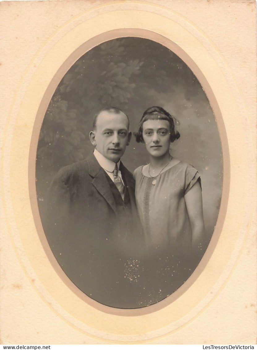 Photographie - Couple Dans Médaillon Collé Sur Carton - Anonymous Persons