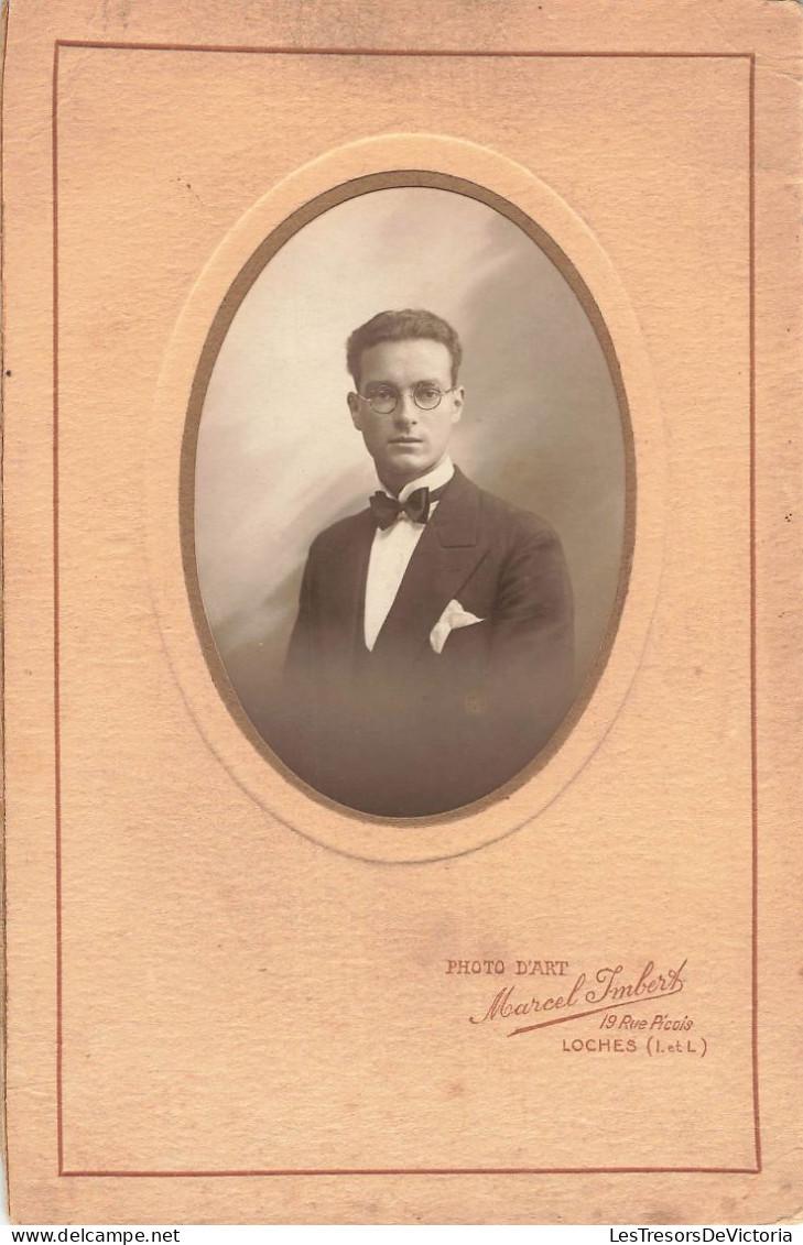 Photographie - CJeune Homme Dans Médaillon - Collée Sur Carton Pochette - Photo Marcel Imbert - 12/18 Cm - Anonyme Personen