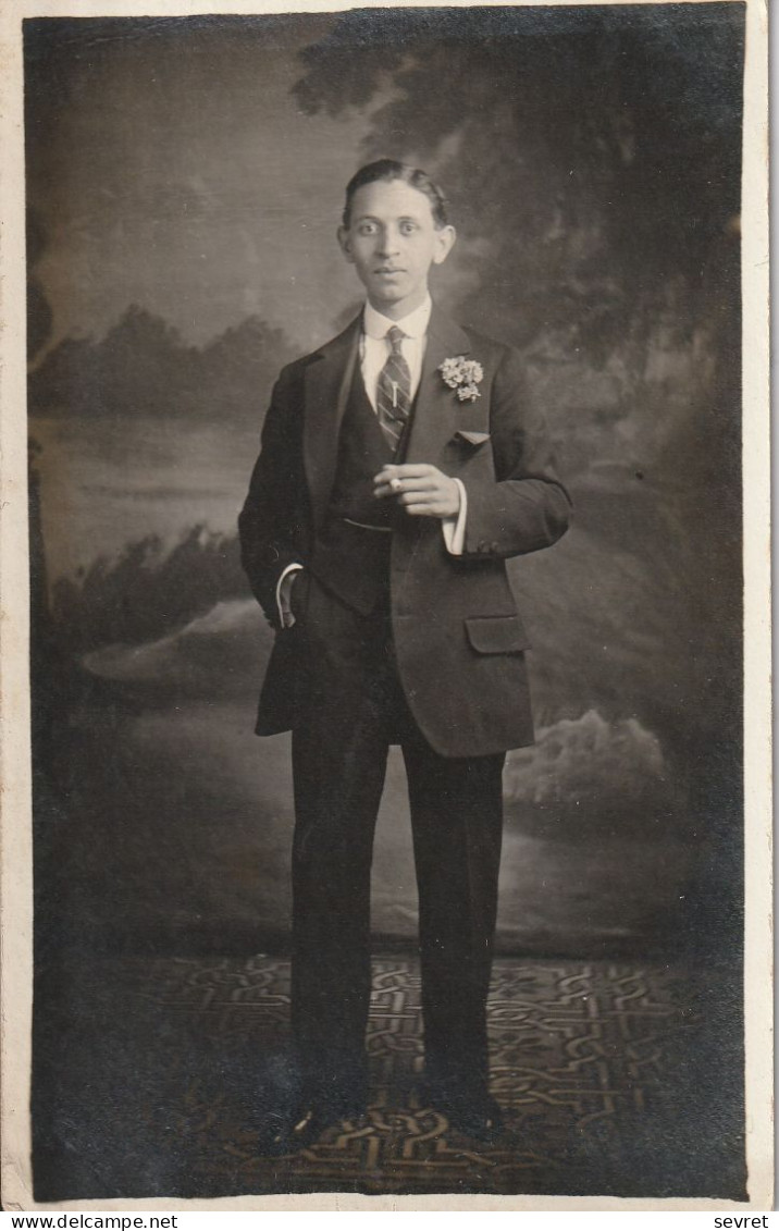 Carte-photo Studio D'un Homme En Costume Années 30 Cigarette à La Main - Hommes