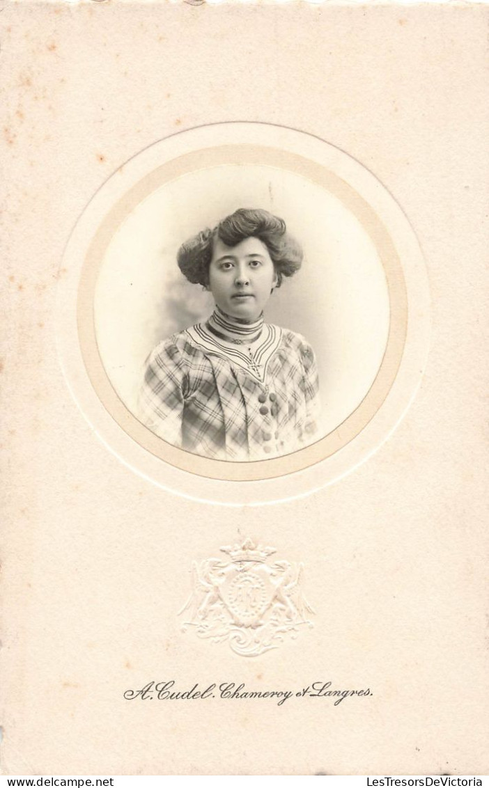 Photographie - Jeune Femme Dans Médaillon - Collée Sur Carton Dim:10.5/16.5 Cm - Photo Cudel - Bords Ondulés - Anonyme Personen