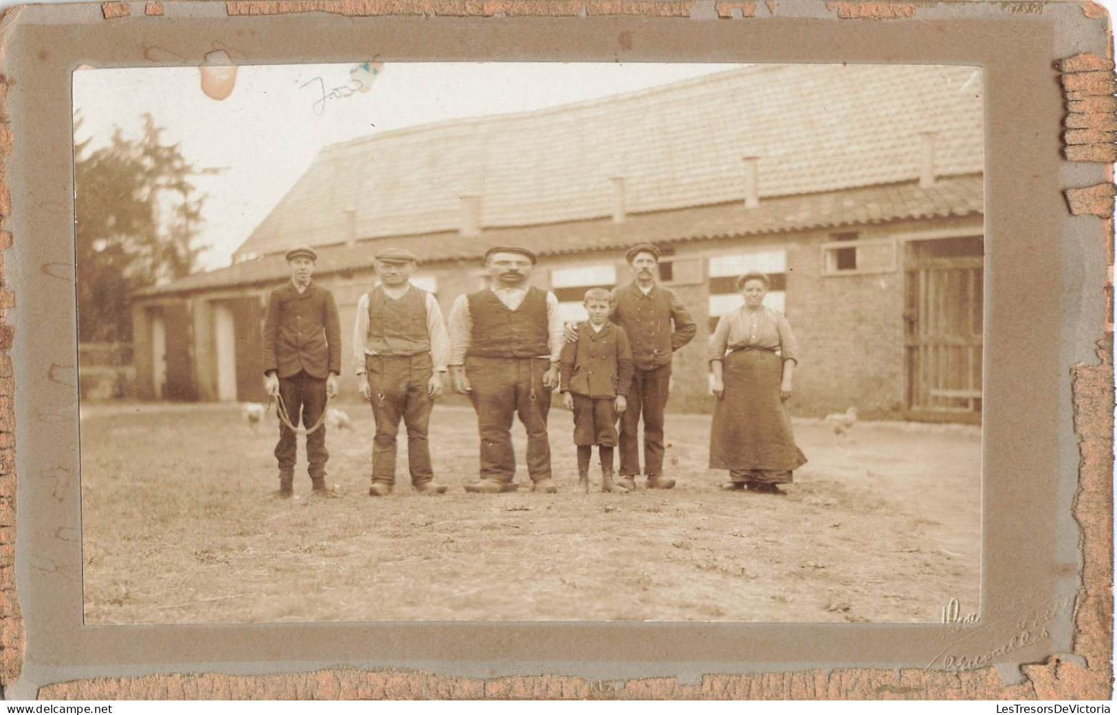 Photographie - Groupe De Personnes Devant Une Maison - La Revue Sportive Illustrée - Exposition 1910 - Peeters Flow - Identifizierten Personen