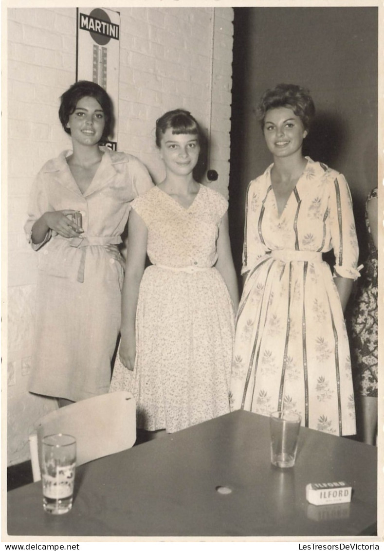 FANTAISIE - Femmes - Trois Femmes Dans Un Restaurant - Carte Postale Ancienne - Femmes