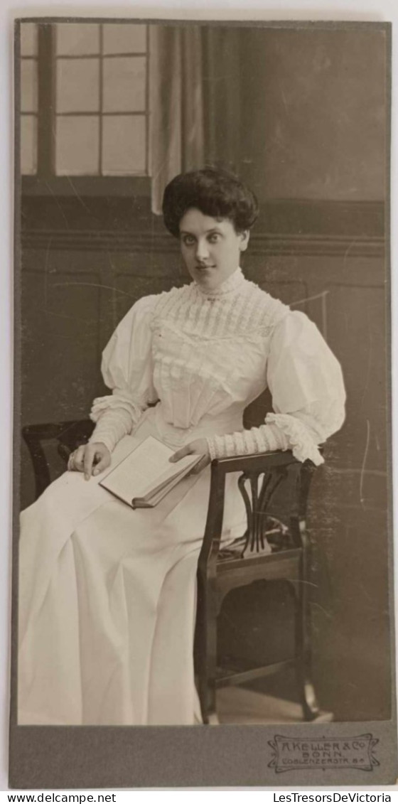 Photographie - Jeune Femme Assise Avec Un Livre - Photo Keller & Co - Collée Sur Carton Dim:21/11 Cm - Anonymous Persons