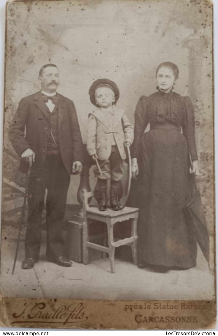 Photographie - Famille - Enfant Avec Cerceau - Photo Graille Fils - Collée Sur Carton Dim: 16.5/10.5 Cm - Anonymous Persons