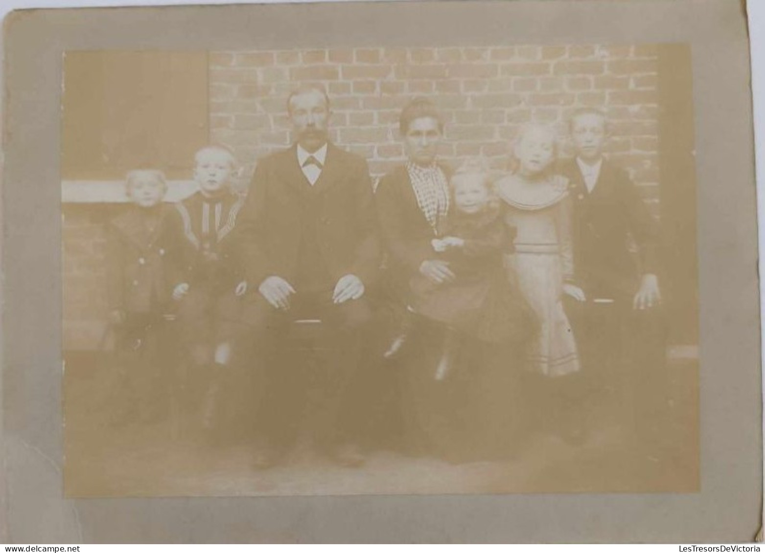 Photographie - Famille Assise Devant La Maison - Collée Sur Carton Dim:12.5/17 Cm - Anonymous Persons