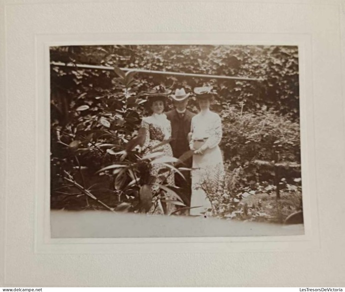 Photographie - Deux  Jeunes Femmes Dans Un Jardin - Collée Sur Carton Dim: 11.5/14.5 Cm - Anonymous Persons