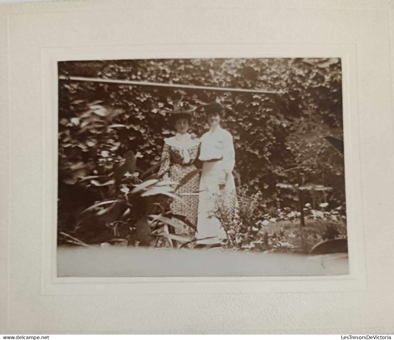 Photographie - Deux Femmes Dans Un Jardin - Collée Sur Carton Dim: 11.5/14.5 Cm - Anonyme Personen