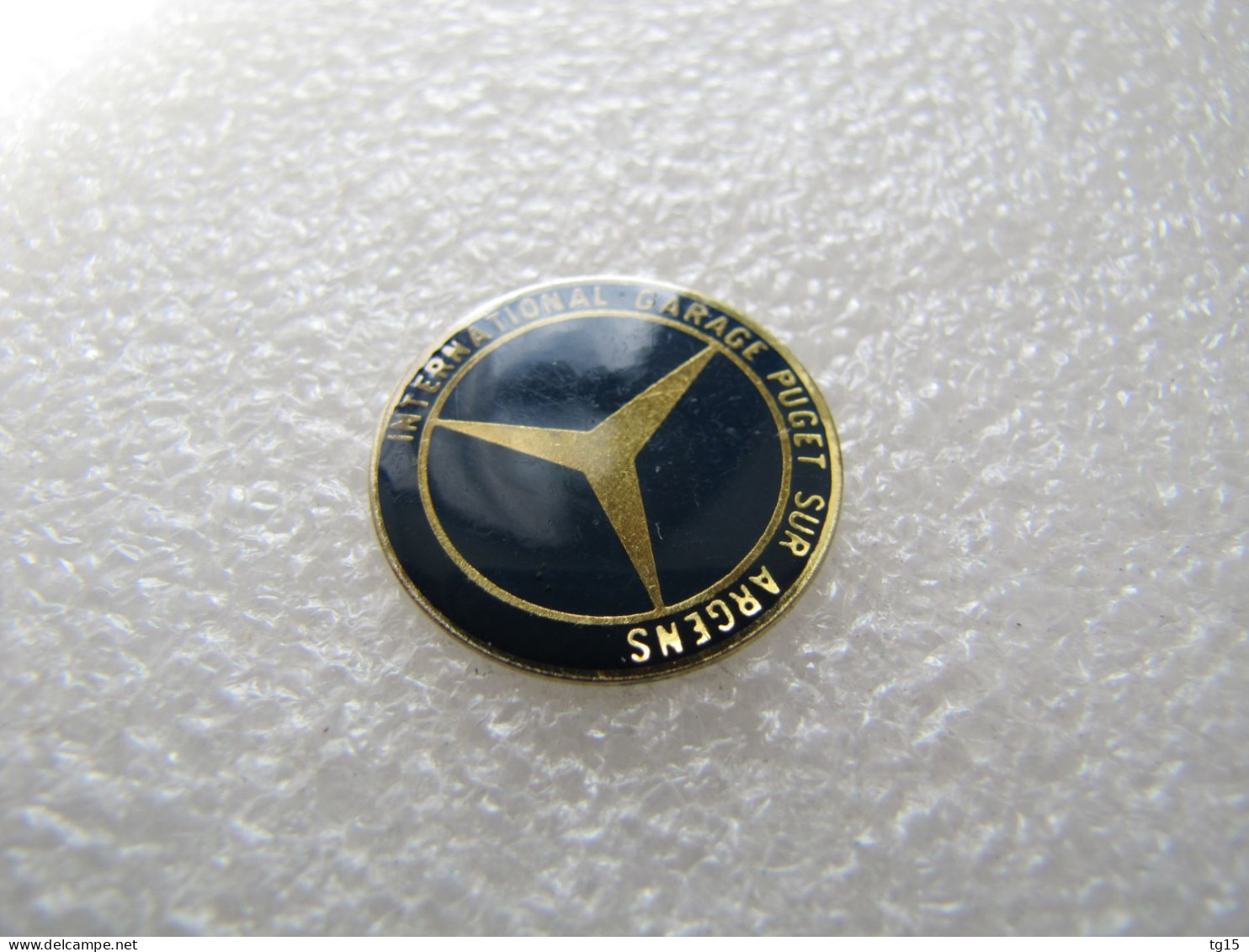 PIN'S   LOGO     MERCEDES-BENZ  INTERNATIONAL  GARAGE  PUGET SUR ARGENS - Mercedes