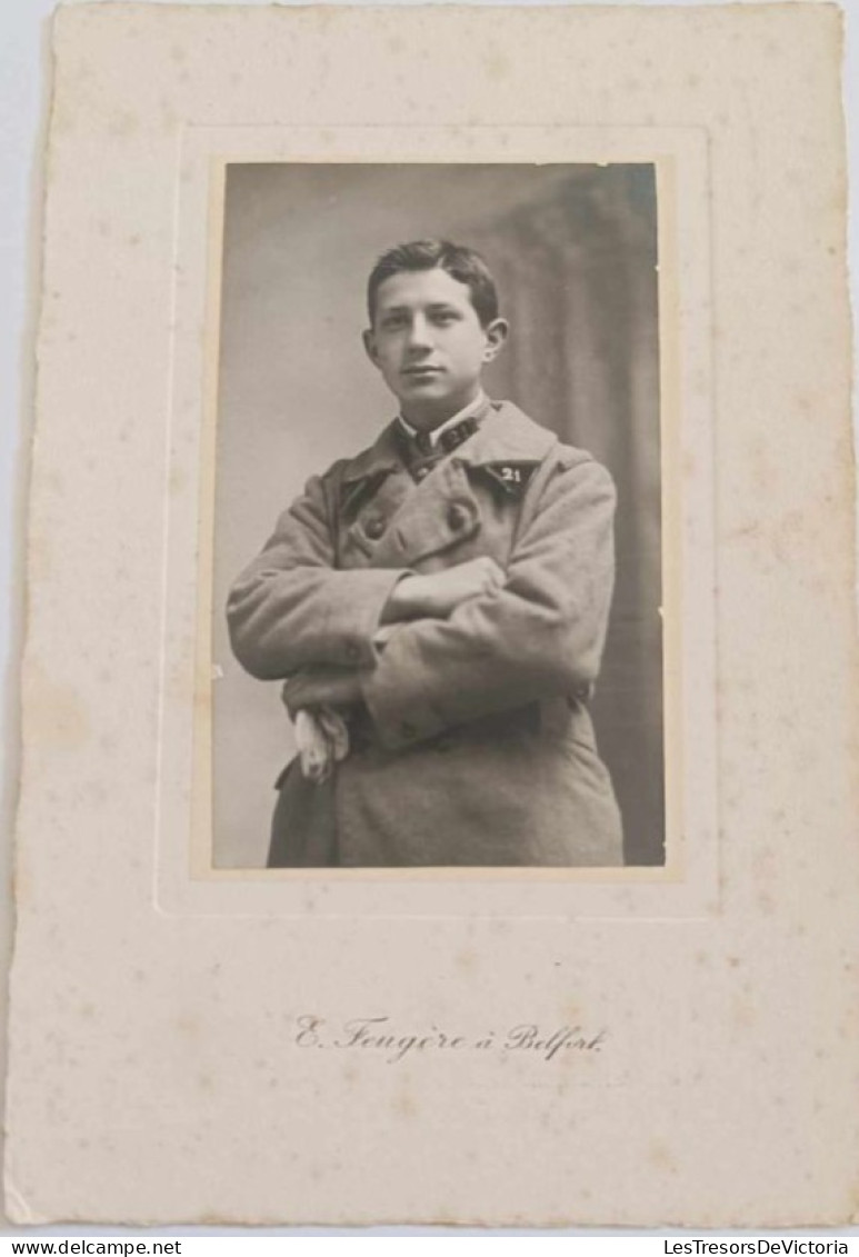 Photographie - Jeune Homme En Habit Militaire - Photo Feugère - Collée Sur Carton Dim:11/16 Cm - Anonymous Persons