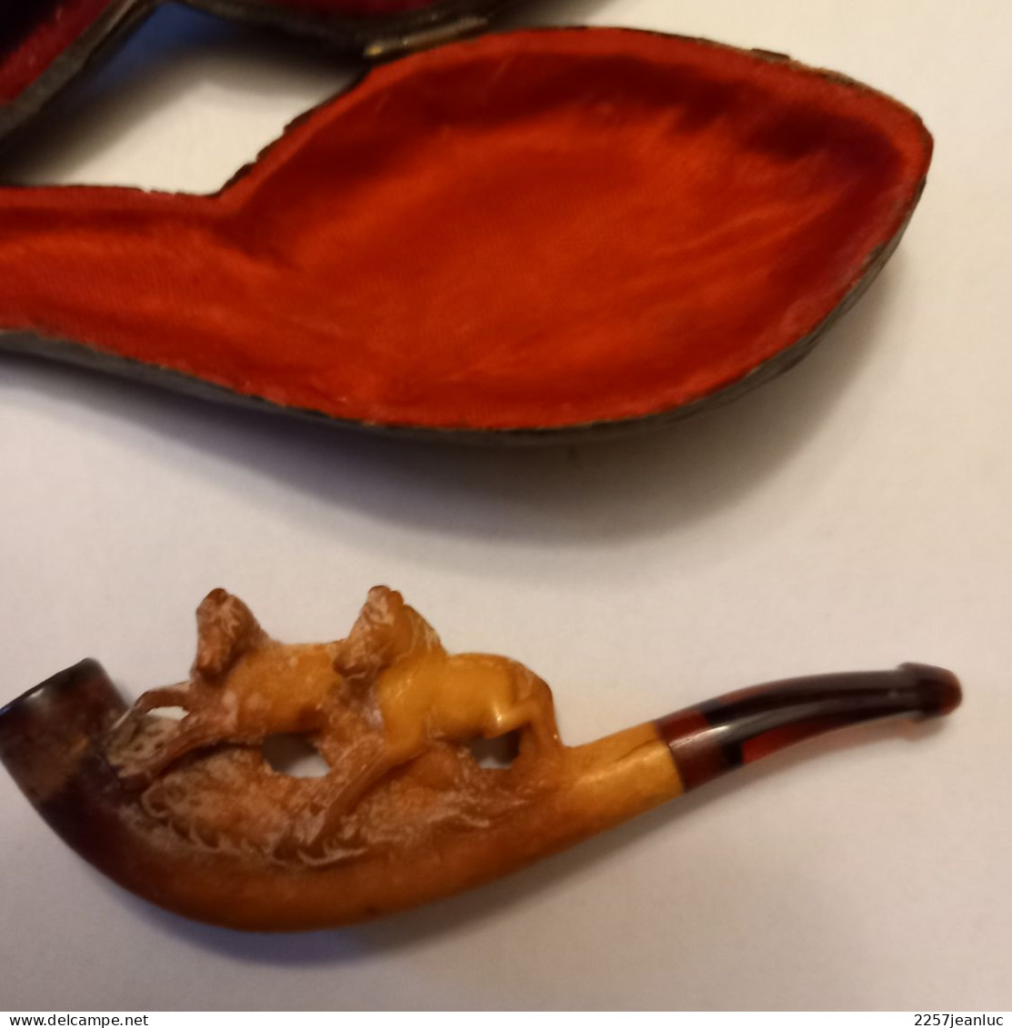 Pipe Ancienne  En  Ecume De Mer Décorée  Avec Deux Chevaux .dans Son étui. - Meerschaumpfeifen