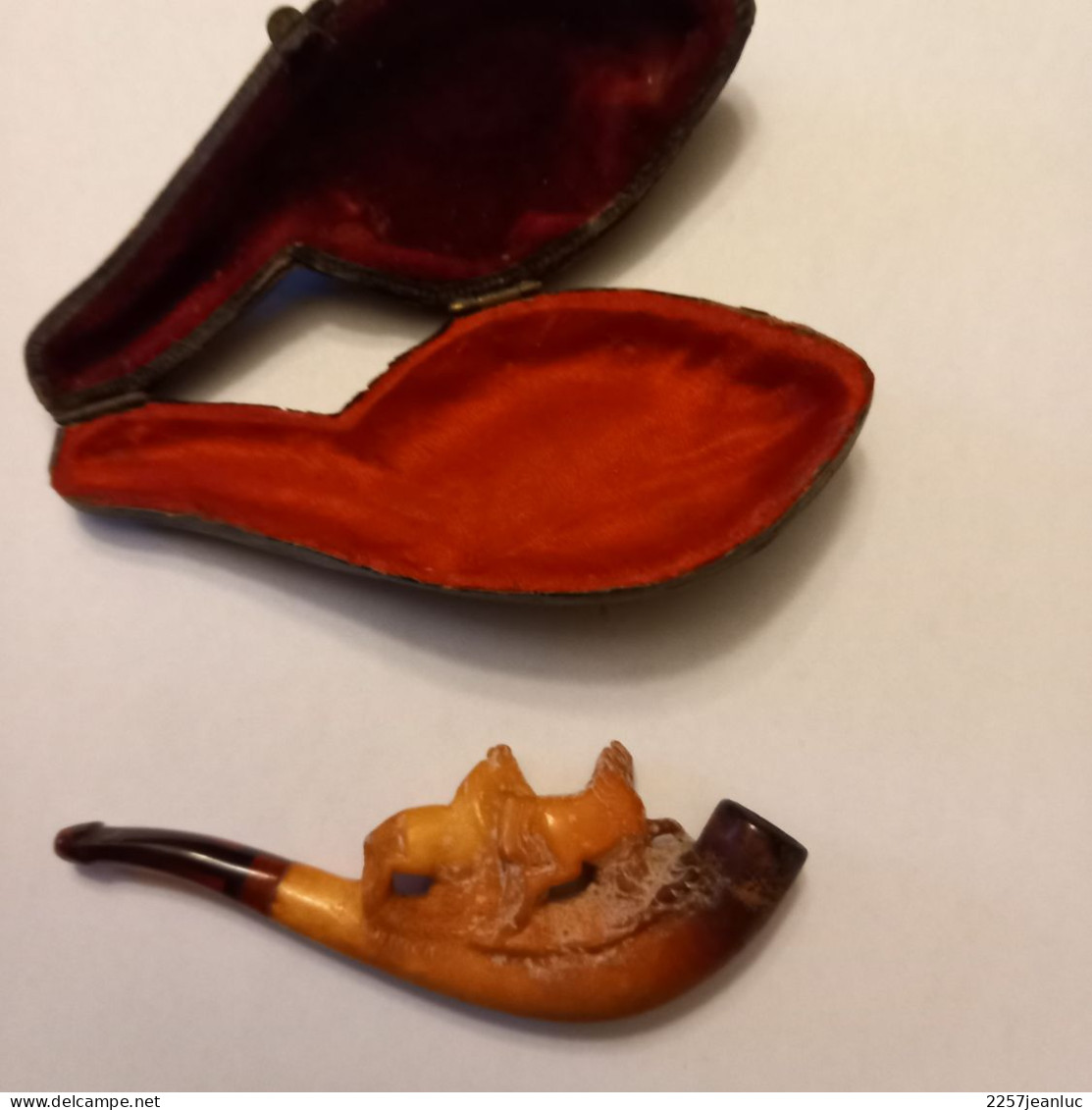 Pipe Ancienne  En  Ecume De Mer Décorée  Avec Deux Chevaux .dans Son étui. - Meerschaumpfeifen