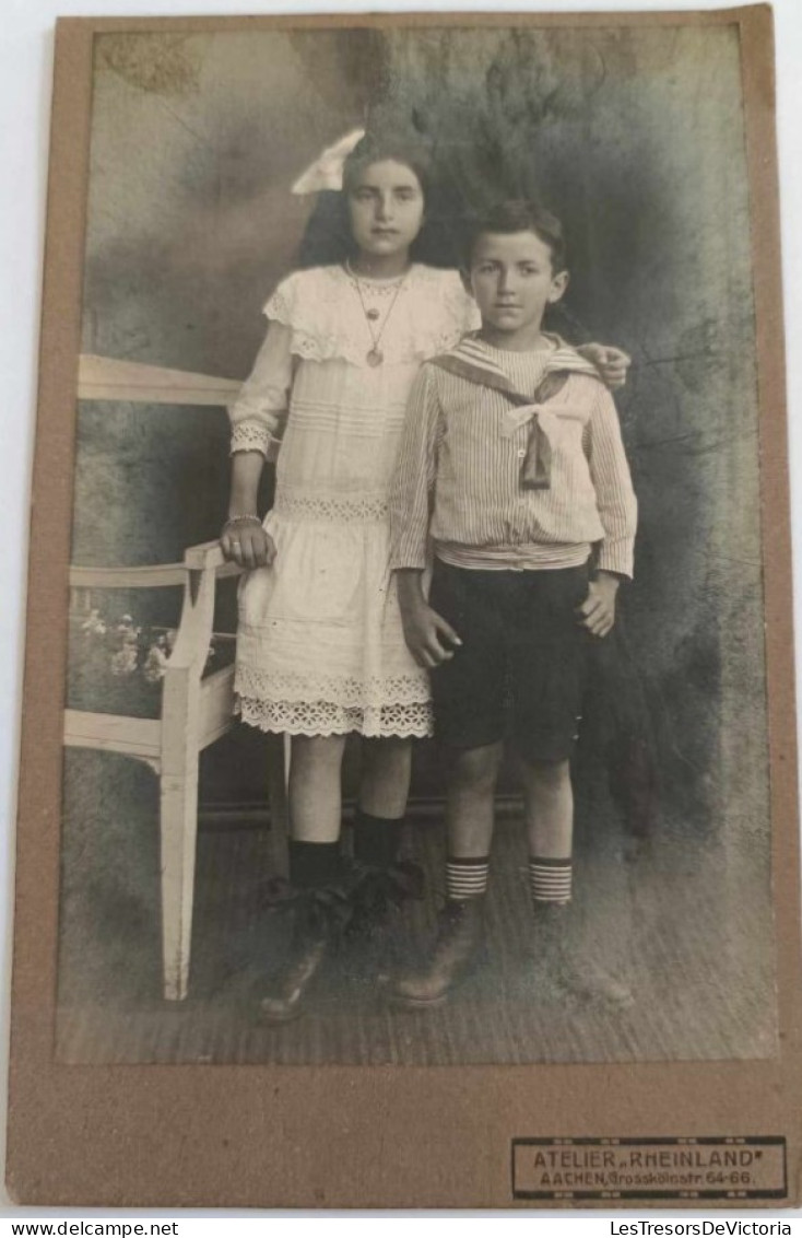 Photographie - Deux Enfants - Une Petite Fille Et Un Petit Garçon - Photo Rheinland - Collée Sur Carton Dim:16/11 Cm - Anonyme Personen