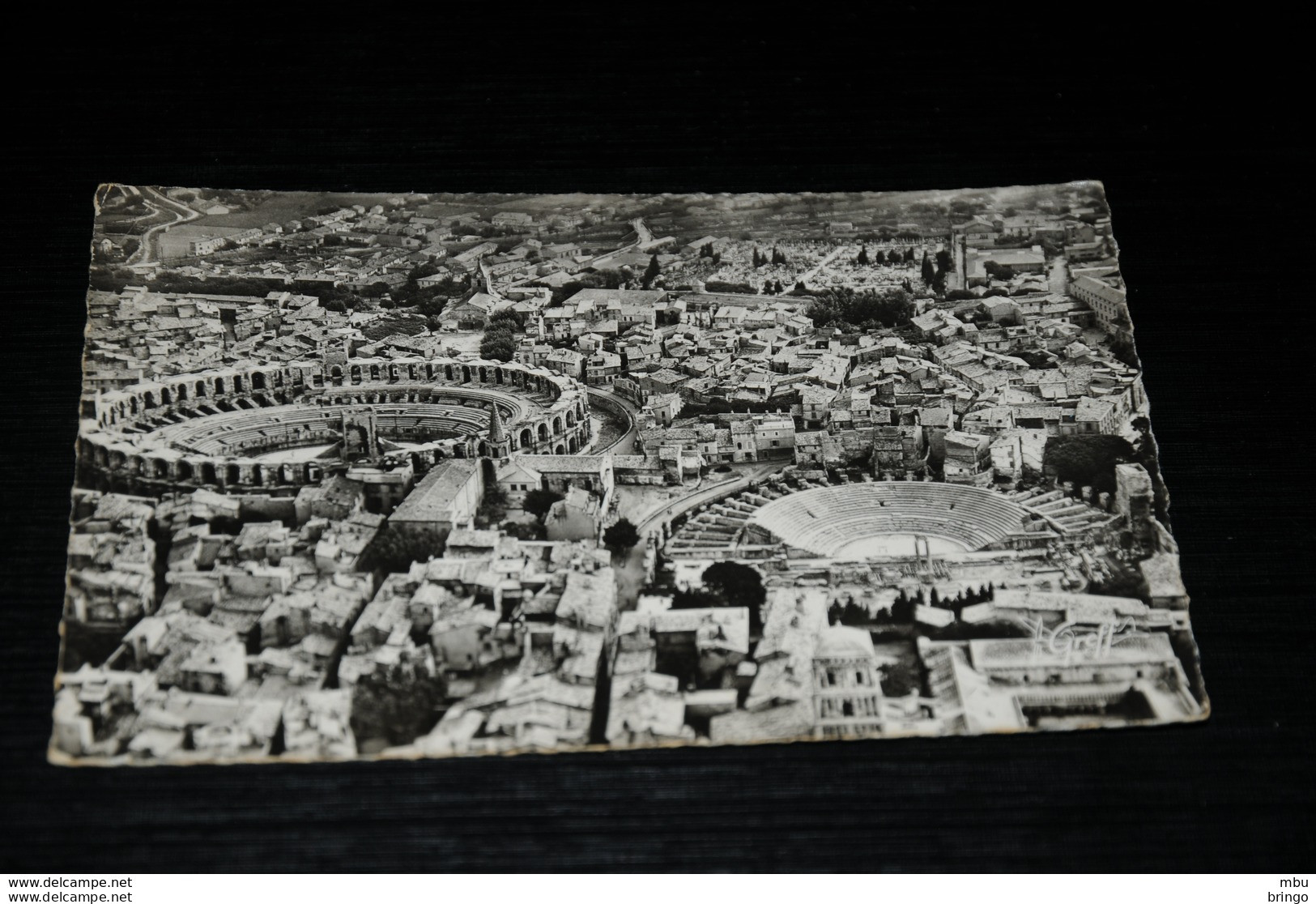 A9170        ARLES, VUE AERIENNE, LES ARENES ET LE THEATRE ANTIQUE - Arles