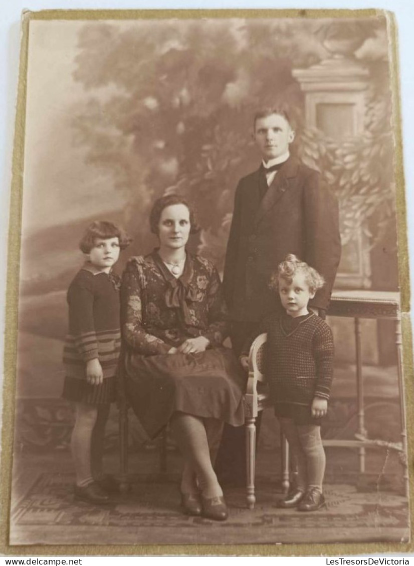 Photographie - Famille - Parents Et Deux Enfants  - Collée Sur Carton Dim:11.5/16 Cm - Anonyme Personen