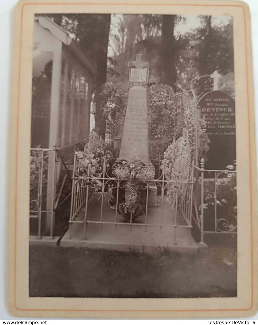 Photographie - Cimetière - Tombe Dorbet - Collée Sur Carton Dim:9.5/12.5 Cm - Orte