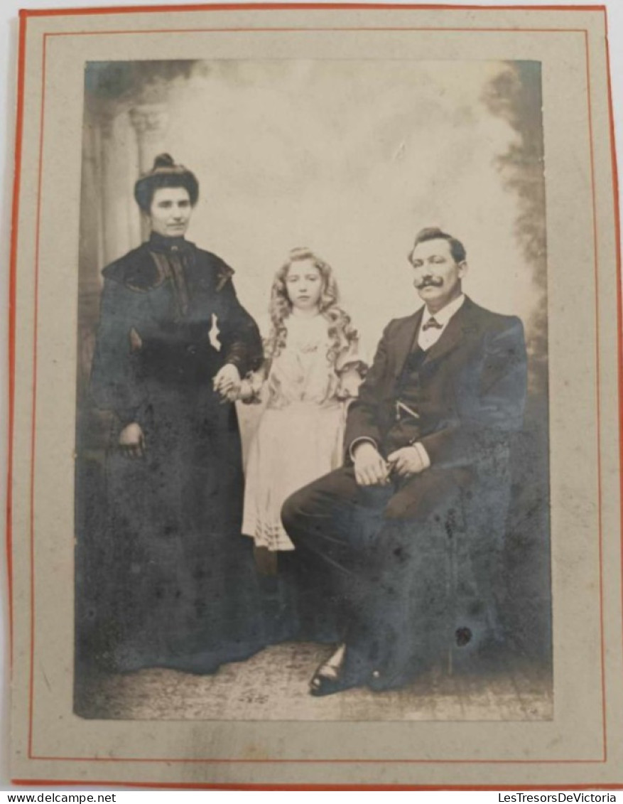 Photographie - Famille - Parents Et Jeune Fille - Collée Sur Carton Dim:10.5/13.5 Cm - Anonyme Personen