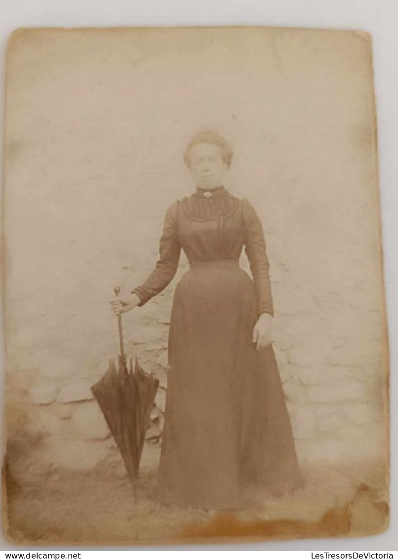 Photographie - Femme Debout Avec Un Parapluie - Collée Sur Carton Dim:12/9 Cm - Anonymous Persons