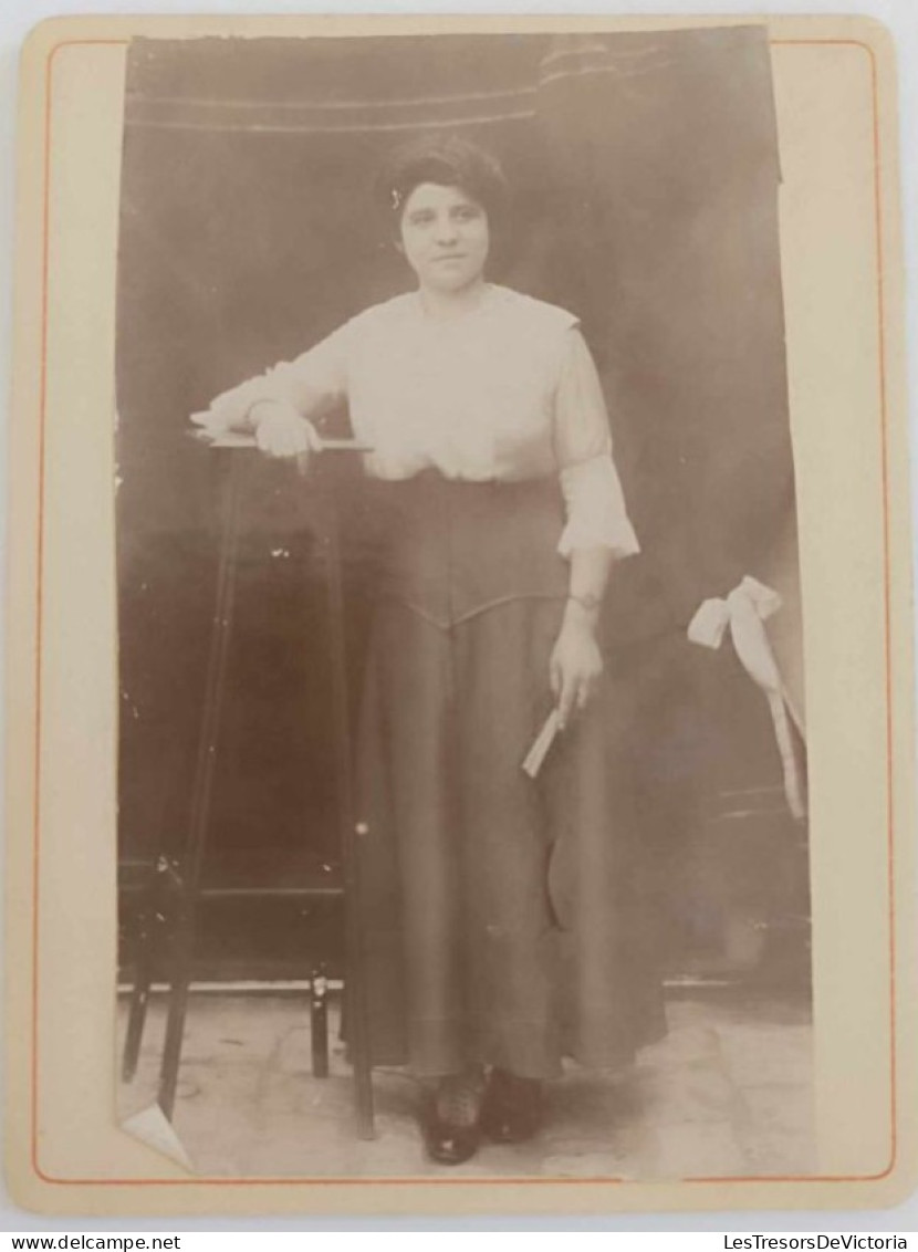 Photographie - Femme Debout Appuyée Sur Une Sellette - Collée Sur Carton Dim:12/9 Cm - Anonymous Persons