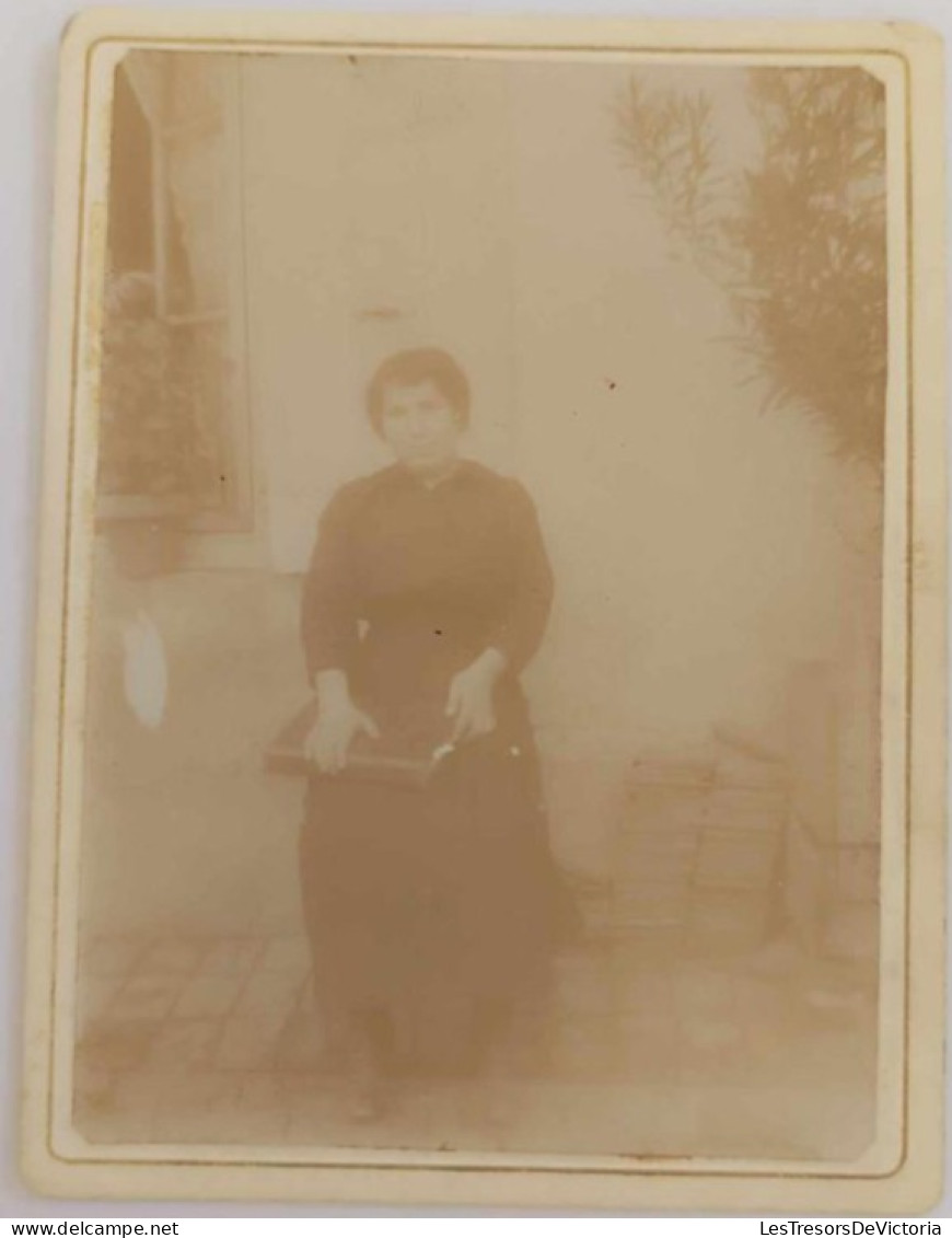 Photographie - Femme Assise Avec Un Album Dans Les Mains - Collée Sur Carton Dim:12/9 Cm - Anonymous Persons