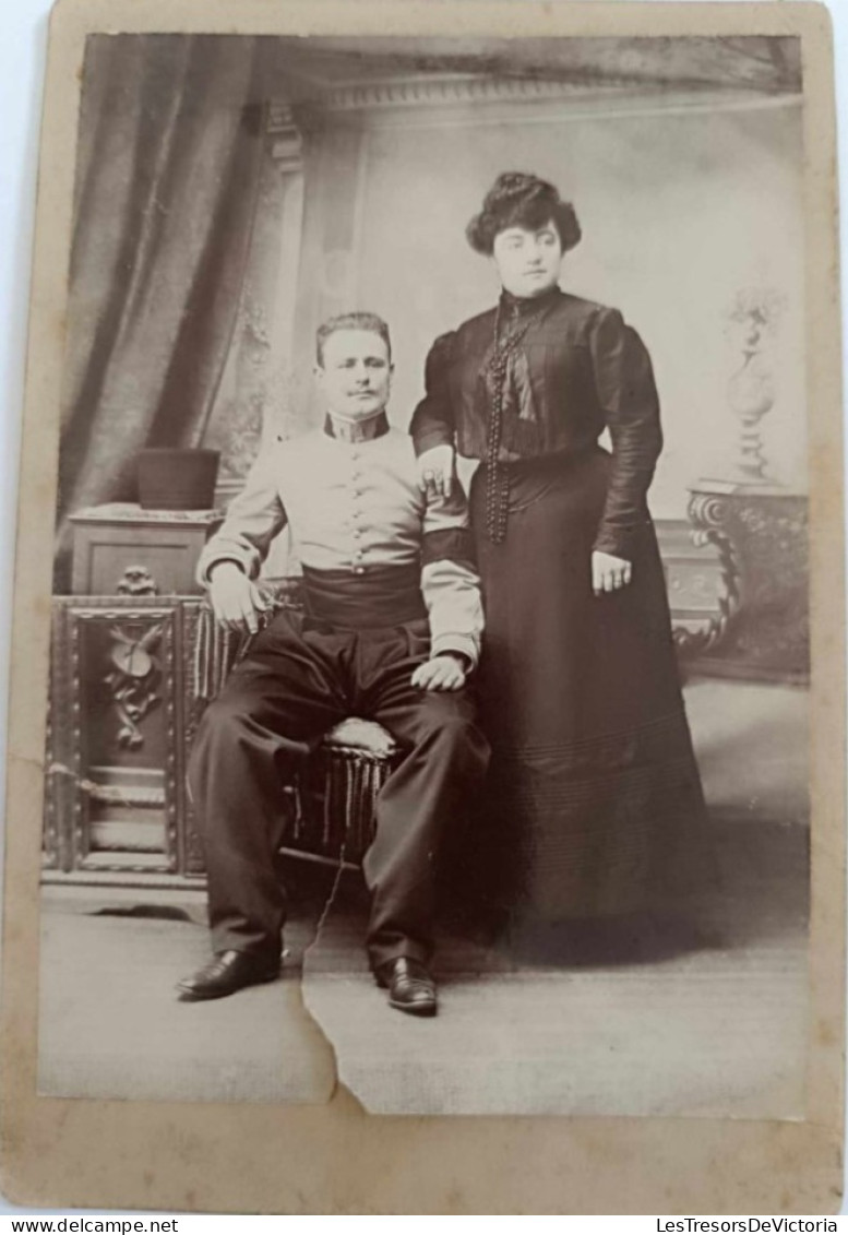 Photographie - Couple Homme Militaire - Photo Miselli - Datée De 4 Janvier 1907 - Publicité- Collée Sur Carton16/11 Cm - Anonyme Personen