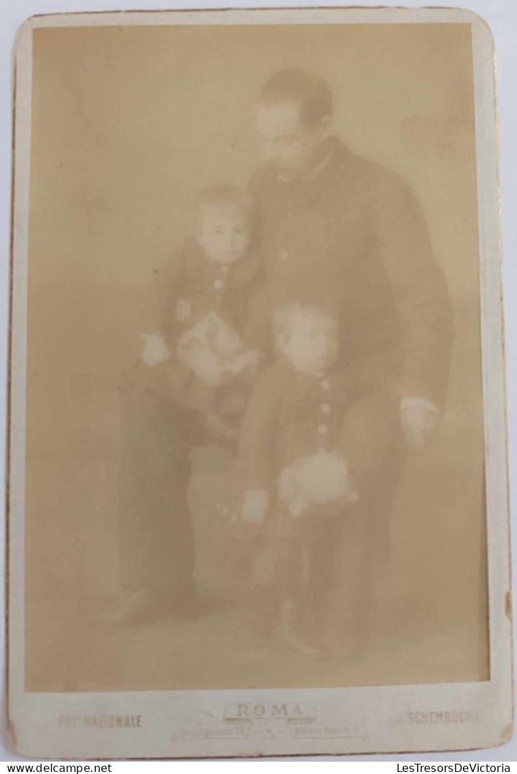 Photographie - Homme Avec Deux Jeunes Enfants -  Photo Schemboche - Publicité -  Collée Sur Carton Dim:16.5/11 Cm - Anonymous Persons