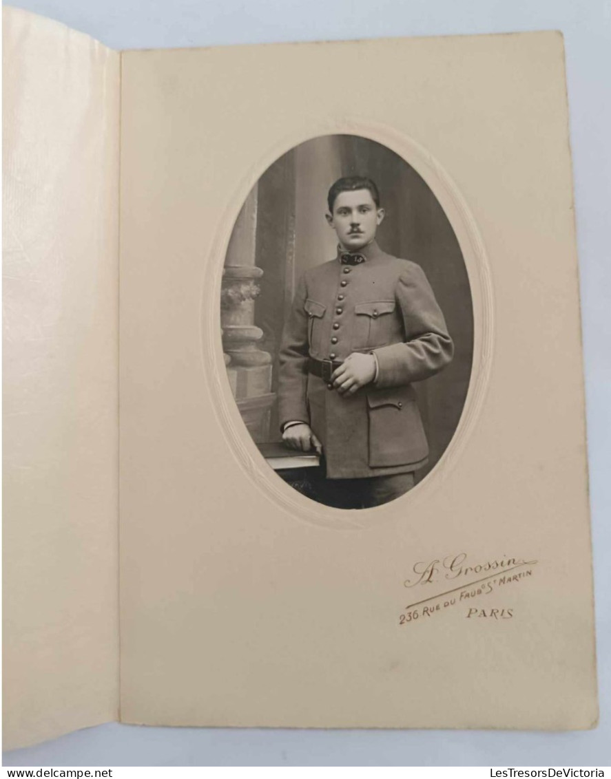 Photographie - Jeune Militaire Dans Médaillon - Photo Dans Carte Feuillet - Photo Grossin - Dim:16.5/11 Cm - Guerre, Militaire