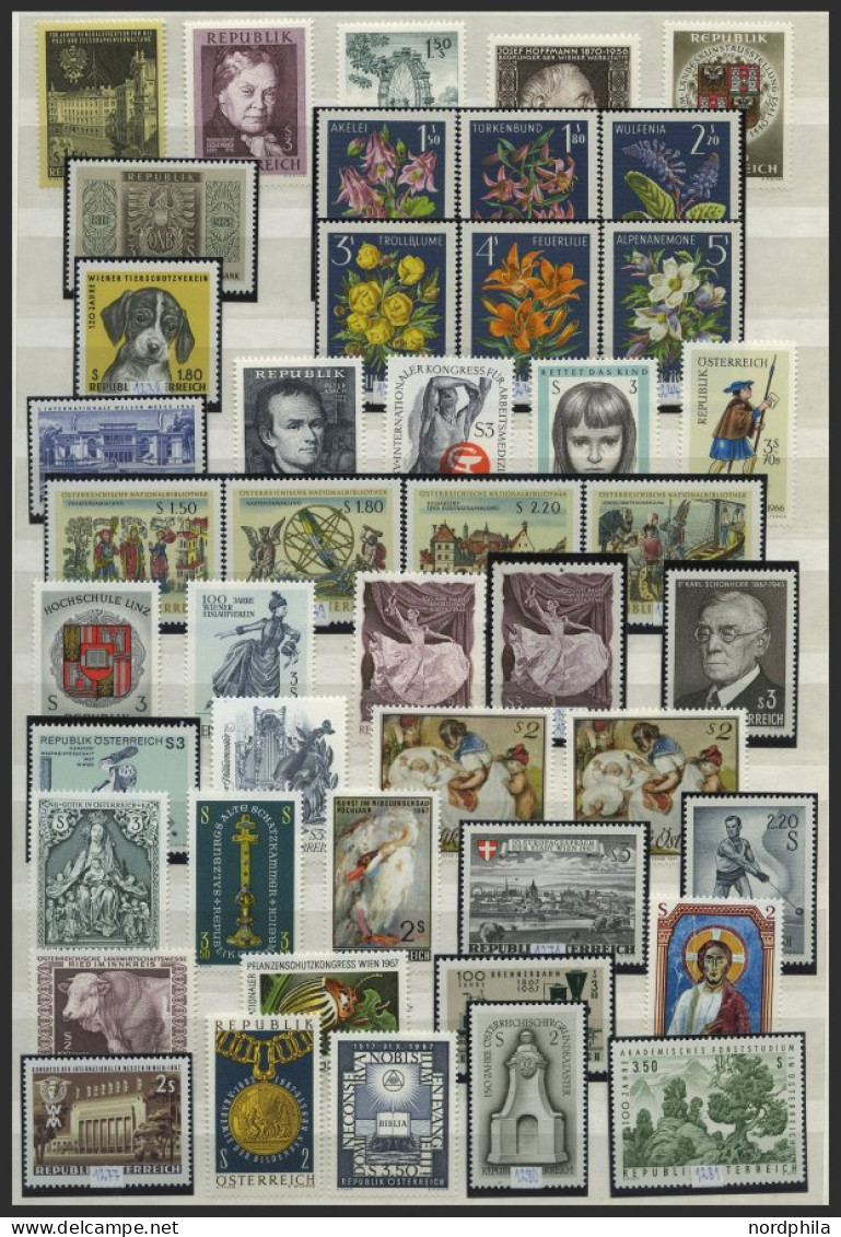 SAMMLUNGEN , Postfrische Sammlung Österreich Von 1959-89 Im Einsteckbuch, Komplett Bis Auf Freimarken-Ausgaben, Prachter - Verzamelingen