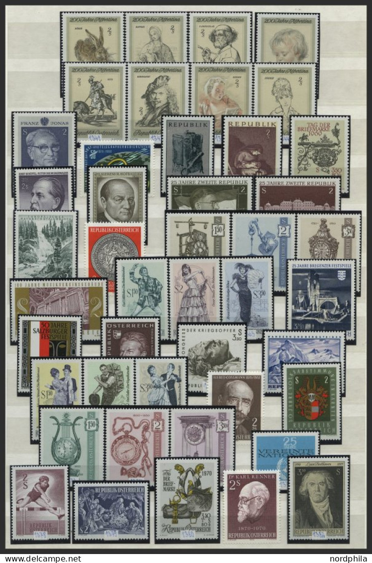 SAMMLUNGEN , Postfrische Sammlung Österreich Von 1959-89 Im Einsteckbuch, Komplett Bis Auf Freimarken-Ausgaben, Prachter - Collections