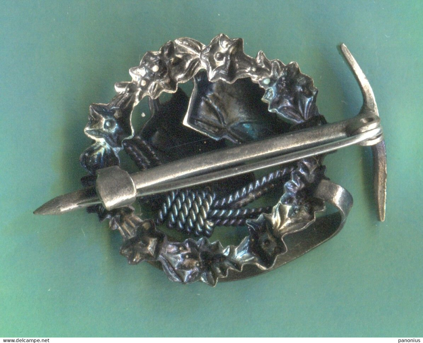 Alpinism, Mountaineering, Climbing - Ice Ax, Old Pin Badge, Abzeichen - Alpinisme