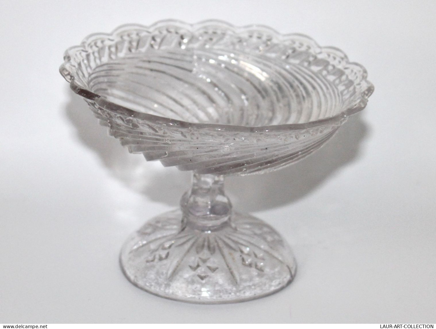 MAGNIFIQUE ANCIENNE COUPE / PRESENTOIR EN VERRE MOULÉ SUR PIED - H:9cm D:12cm / ART DE LA TABLE / DECORATIF (2501.3) - Otros & Sin Clasificación