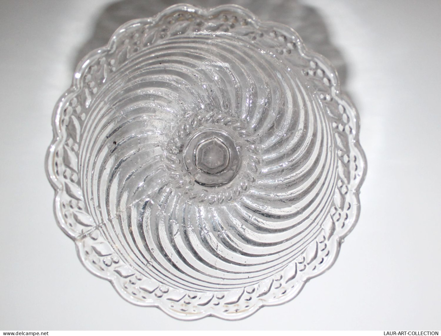 MAGNIFIQUE ANCIENNE COUPE / PRESENTOIR EN VERRE MOULÉ SUR PIED - H:9cm D:12cm / ART DE LA TABLE / DECORATIF (2501.3) - Otros & Sin Clasificación