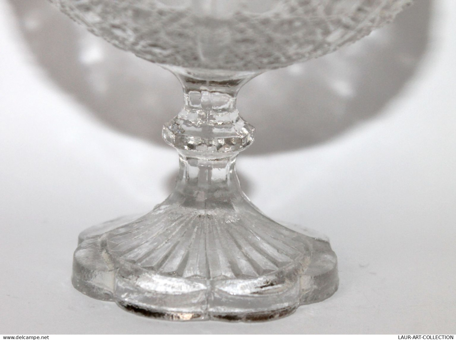 MAGNIFIQUE ANCIENNE COUPE / PRESENTOIR EN VERRE MOULÉ SUR PIED - H:10,5cm D:10cm / ART DE LA TABLE / DECORATIF (2501.4) - Andere & Zonder Classificatie