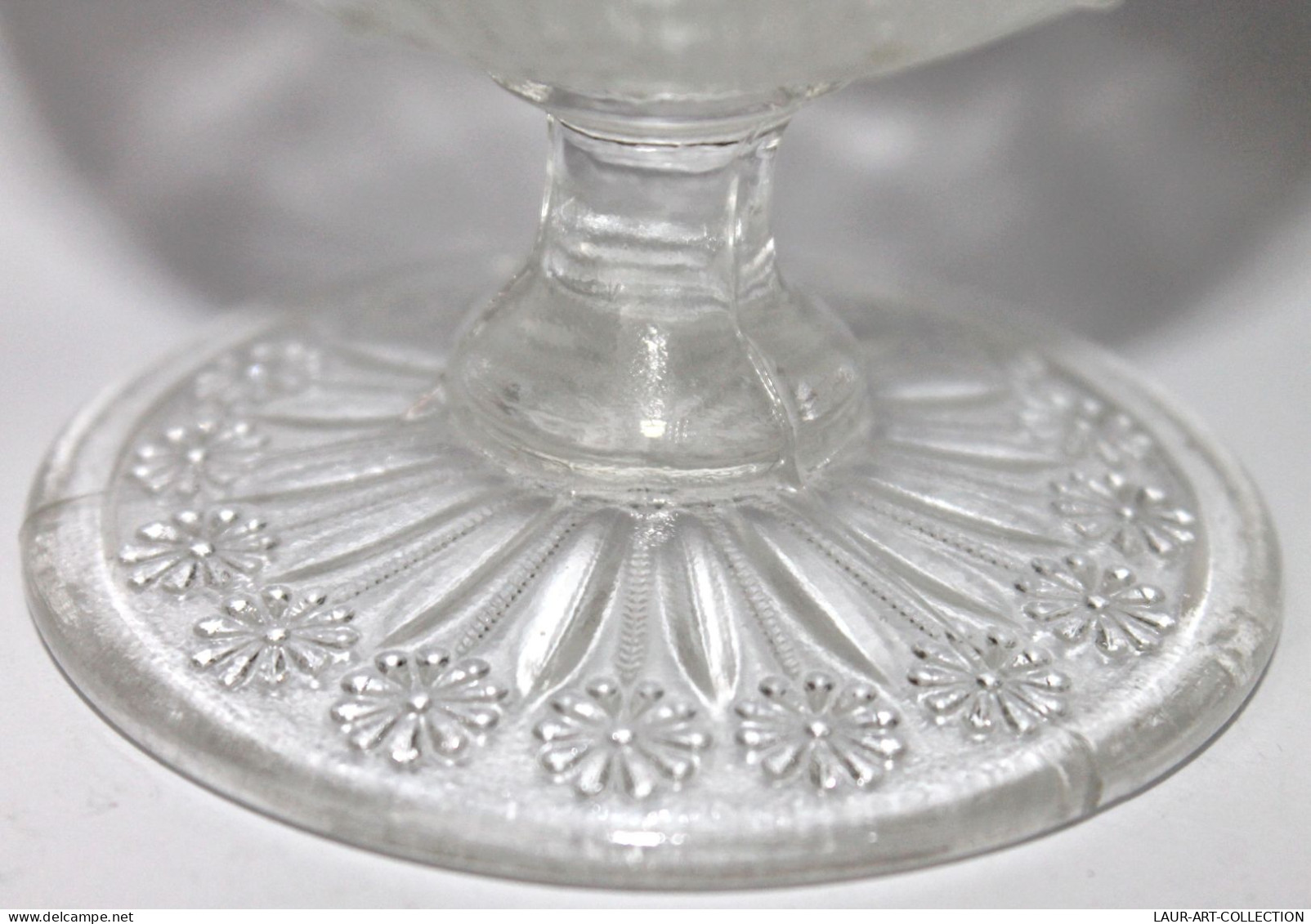 MAGNIFIQUE ANCIENNE COUPE / PRESENTOIR EN VERRE MOULÉ SUR PIED - H:10cm D:10cm / ART DE LA TABLE / DECORATIF (2501.5) - Autres & Non Classés