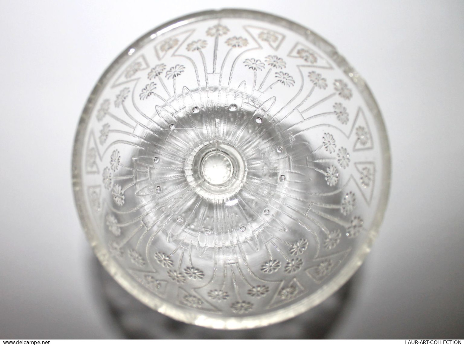 MAGNIFIQUE ANCIENNE COUPE / PRESENTOIR EN VERRE MOULÉ SUR PIED - H:10cm D:10cm / ART DE LA TABLE / DECORATIF (2501.5) - Andere & Zonder Classificatie