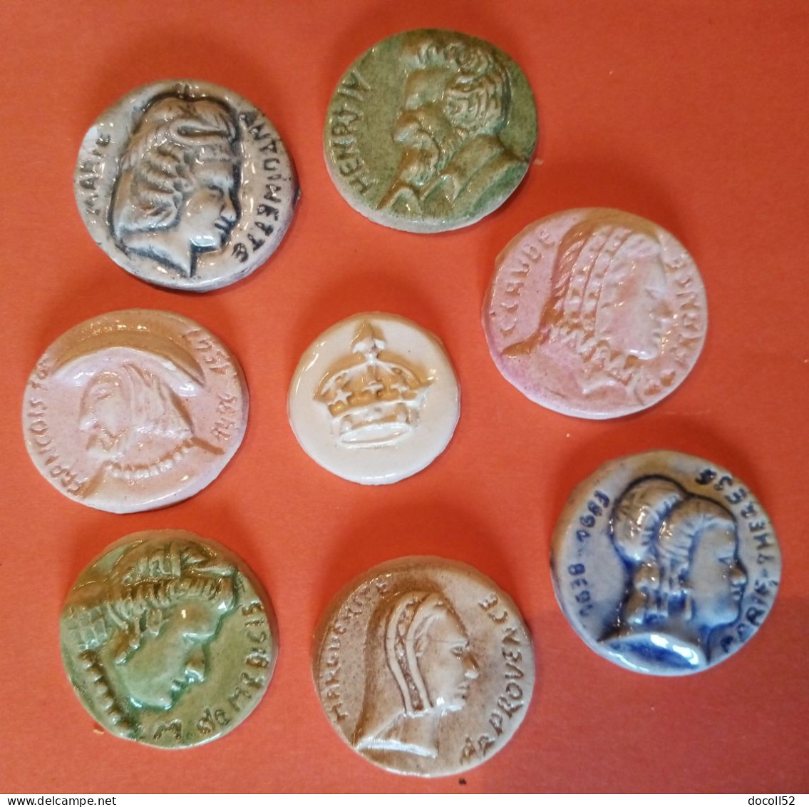 SERIE IMCOMPLETE DE 7/10 FEVES + 1 COURONNE ANCIENNES FAIENCE DAUTREY SUR LES ROIS ET REINES DE FRANCE 1992 - Oude