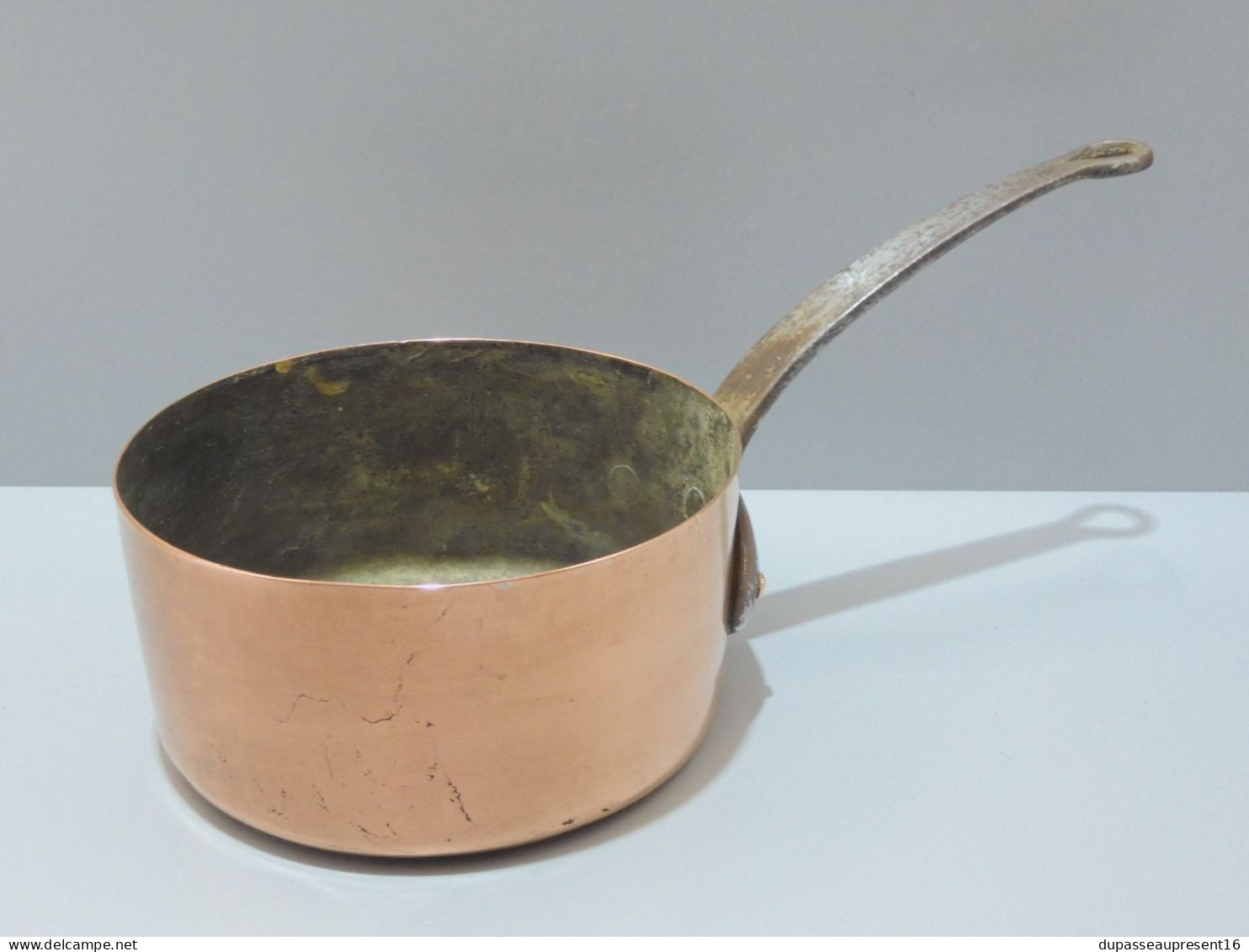 - BELLE ANCIENNE CASSEROLE en CUIVRE POIGNEE Fer Forgé  XIXe  Déco CUISINE    E