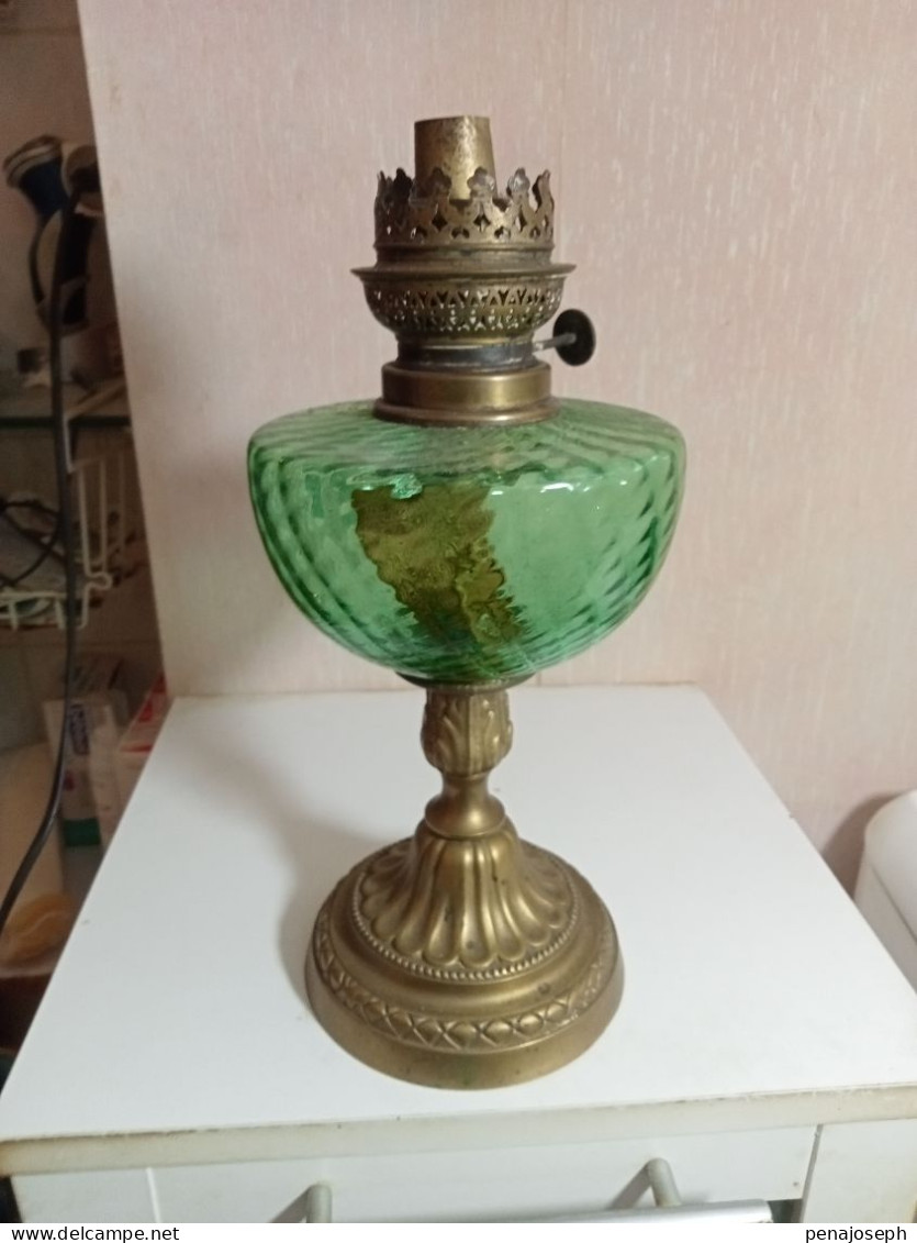 Lampe A Pétrole XIXème Bronze Et Verre Ancienne Hauteur 32 Cm Diamètre 14 Cm - Leuchten & Kronleuchter