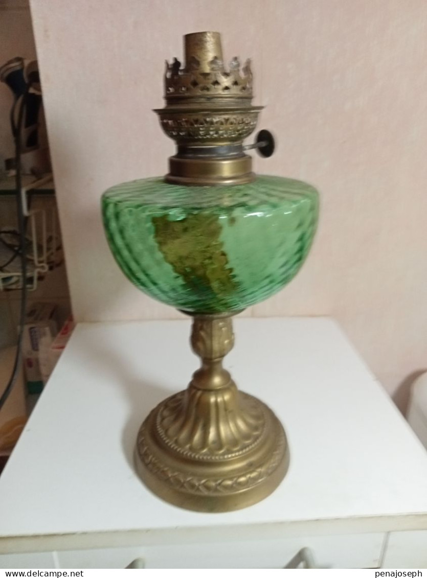 Lampe A Pétrole XIXème Bronze Et Verre Ancienne Hauteur 32 Cm Diamètre 14 Cm - Leuchten & Kronleuchter