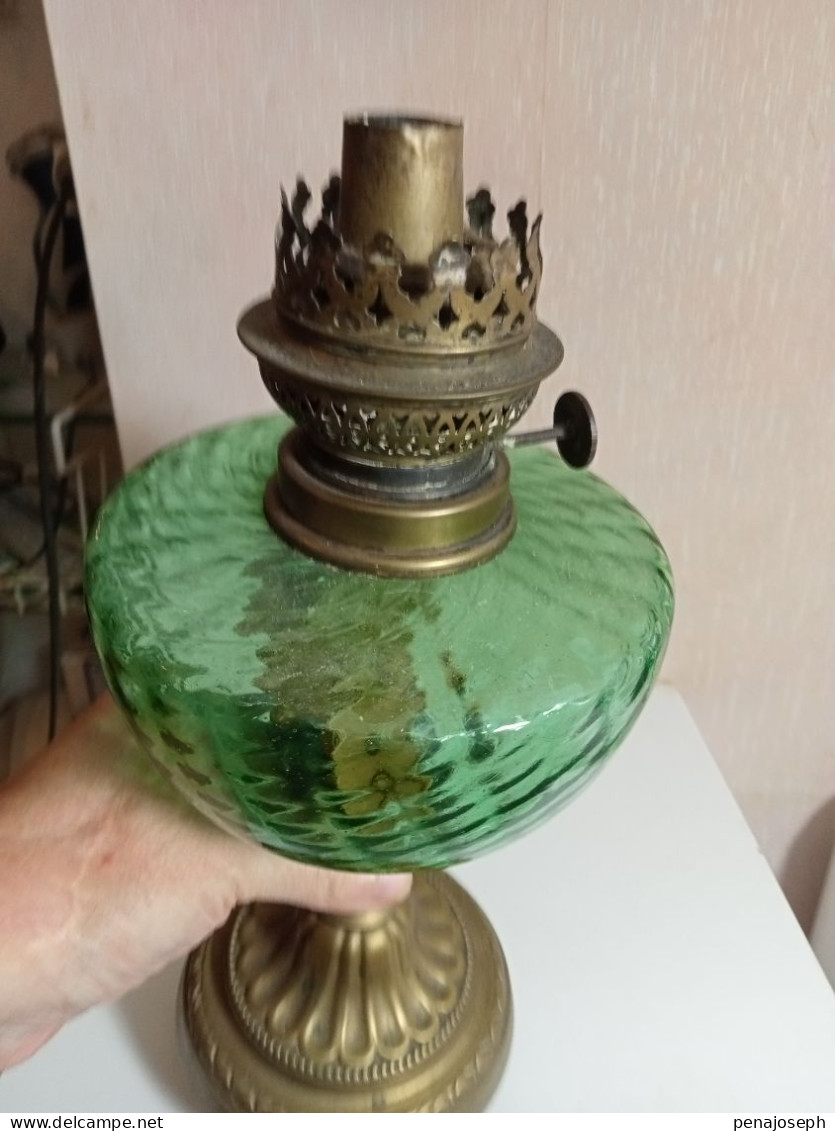 lampe a pétrole XIXème bronze et verre ancienne hauteur 32 cm diamètre 14 cm