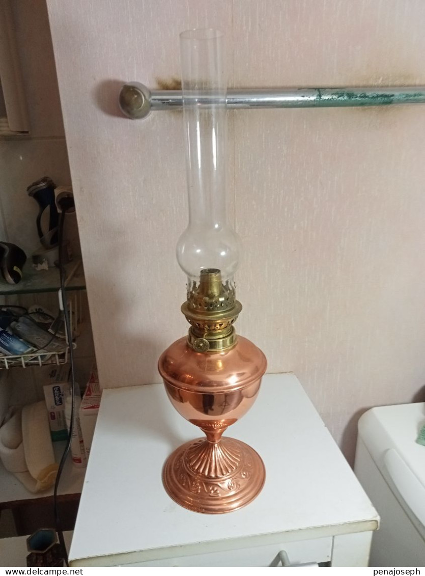 Lampe A Pétrole En Cuivre Hauteur 51 Cm Diamètre 13 Cm - Lantaarns & Kroonluchters